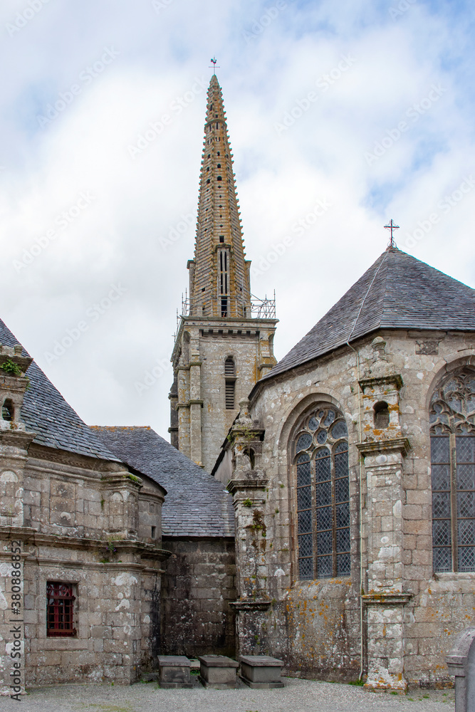 Fototapeta premium Commana. Eglise Saint-Derrien de l'enclos paroissial. Finistère. Bretagne 