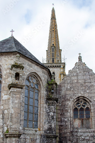 Commana. Eglise Saint-Derrien de l'enclos paroissial. Finistère. Bretagne 