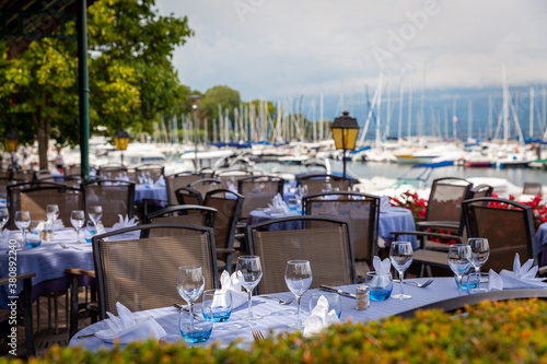 Terrasse de restaurant au bord du lac Léman, cité médiévale d'Yvoire