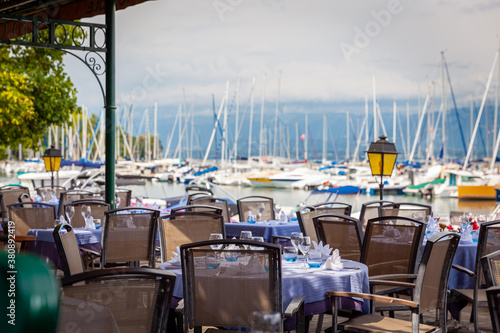 Terrasse de restaurant au bord du lac Léman, cité médiévale d'Yvoire