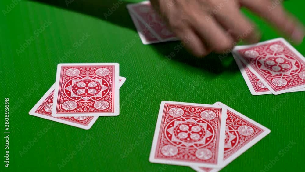 Vídeo do Stock Dealing a deck of playing cards into 4 piles in a