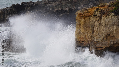 Imagen de olas rompiendo contra el oceano en Portugal