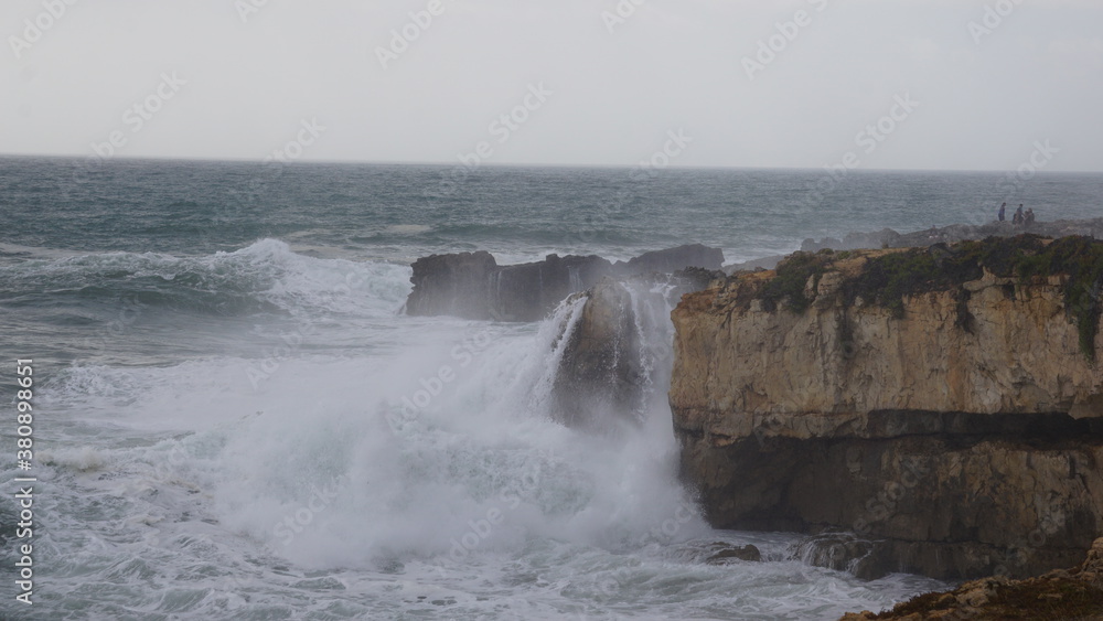 Imagen de olas rompiendo contra el oceano en Portugal