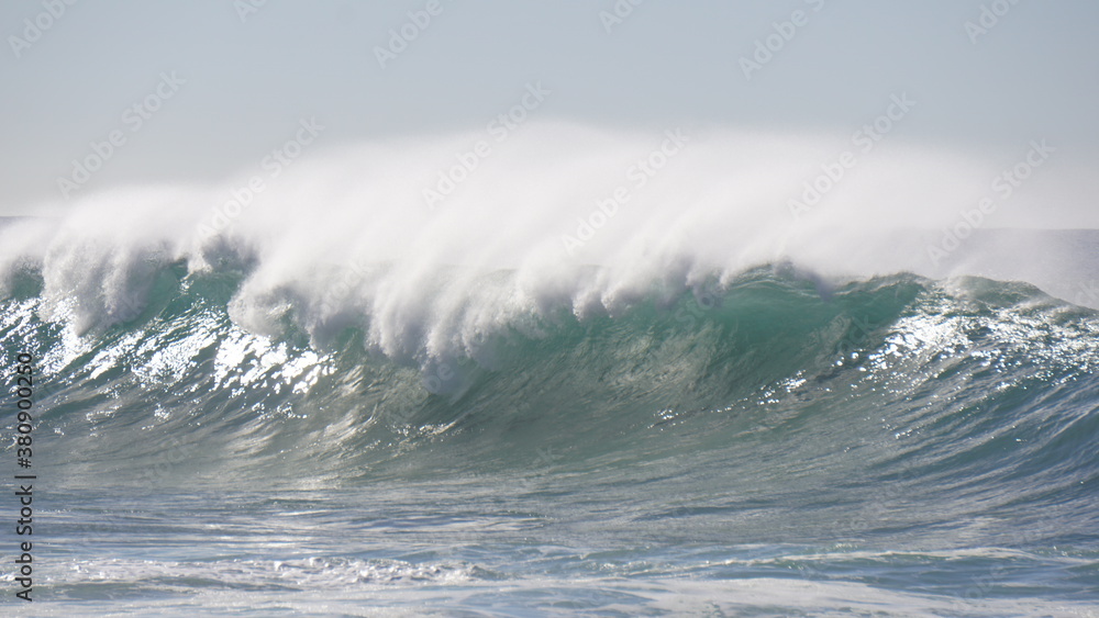 Fototapeta premium Imagen de olas rompiendo contra el oceano en Portugal
