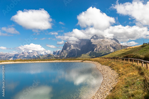 Blick über die Seiser Alm, Alpe di Siusi, auf Langkofel und Plattkofel, Südtirol