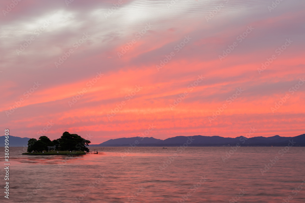 夕焼けした宍道湖　嫁ヶ島　島根県松江市　
Sunset and Lake Shinji Yomegashima Shimane-ken Matsue city