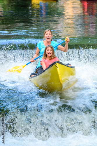 Gewagtes Manöver bei einer Kanutour auf einem Fluss