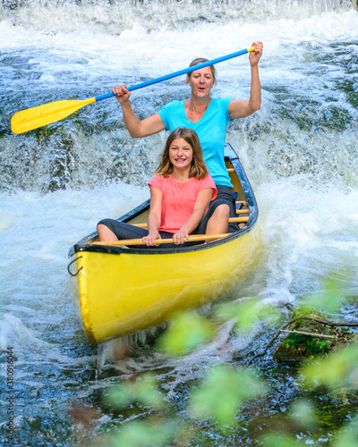 Mutter und Tochter befahren ein Wehr an der Pegnitz mit dem Kanu