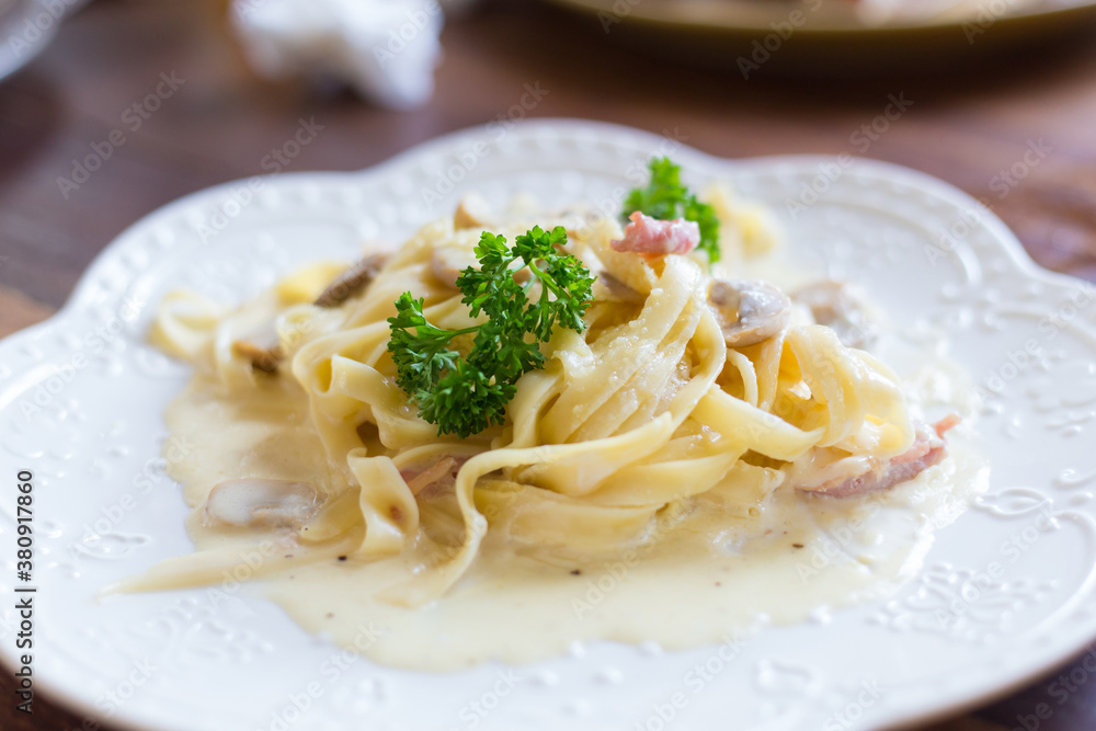 Spaghetti mushroom cream sauce with bacon Spaghetti mushroom cream sauce with bacon