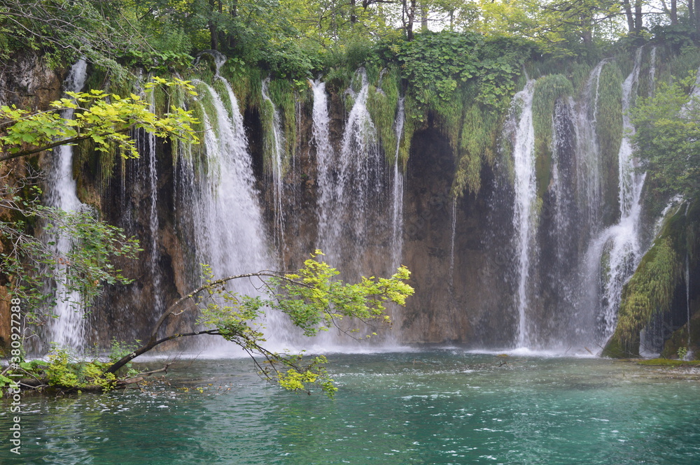 Fototapeta premium The turquoise waters from the stunning waterfalls in the Plitvice Lakes National Park in Croatia