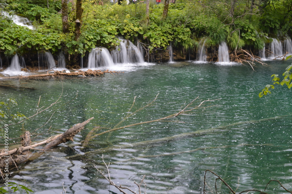 Obraz premium The turquoise waters from the stunning waterfalls in the Plitvice Lakes National Park in Croatia