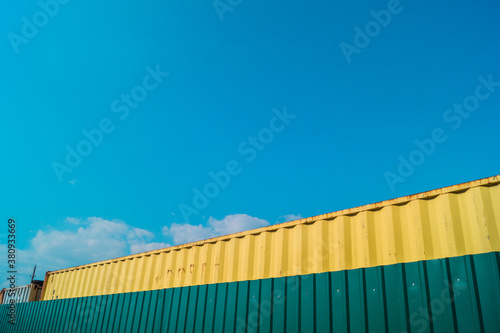 Container cargo containers