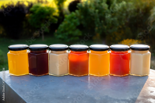 verschiedene Honig Sorten in Gläsern