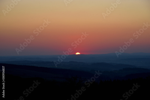 Sonnenaufgang im Vogtland. Fotografiert auf einer Anhöhe in Reuth/Sachsen/Vogtland/Deutschland. Foto: Christian Schubert