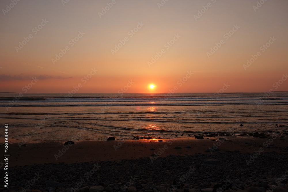 Naklejka premium Malerischer romantischer Sonnenuntergang am Meer mit leichtem Wellengang. sligo strandhill ocean links connacht.