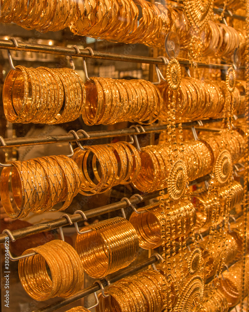 Foto de Gold bracelets in one of the many souks in Dubai, United Arab