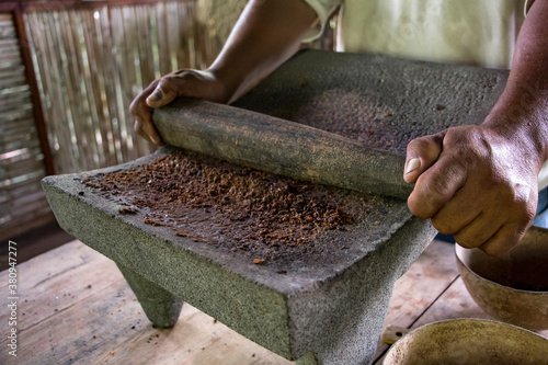 metate cacao molienda hecho a mano chocolate tradicional chiapas oaxaca