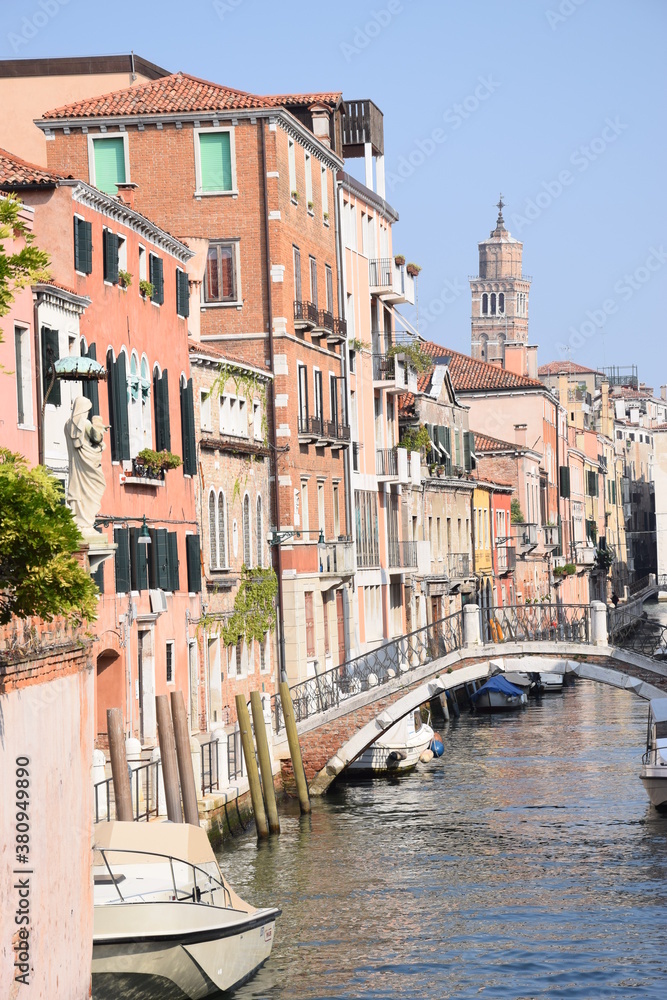 Vue d'un rio à Venise