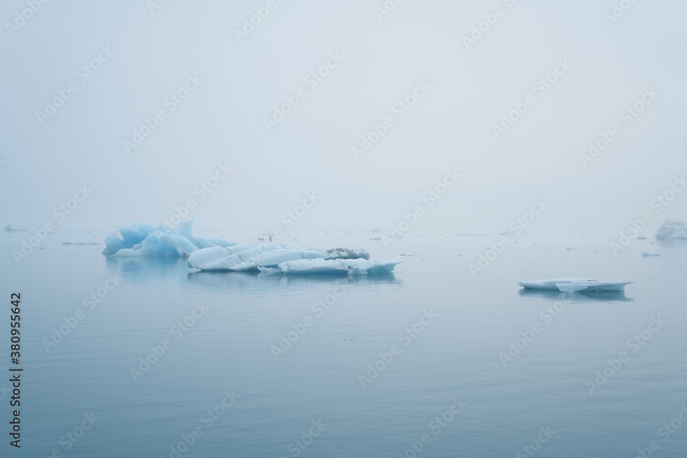 Naklejka premium single small Icebergs in Jokulsarlon, blue cold lake