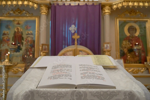 Valokuva An open prayer book in front of the Orthodox altar in the church