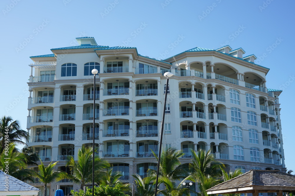 カリブ海のビーチ沿いに建つ豪華なリゾートホテル