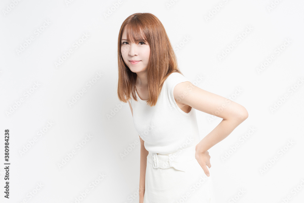 腰に手を当てる若い女性 腰に手を当てる若い女性