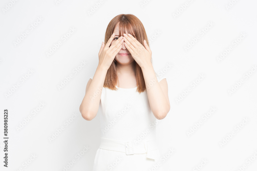 目を隠す若い女性 目を隠す若い女性