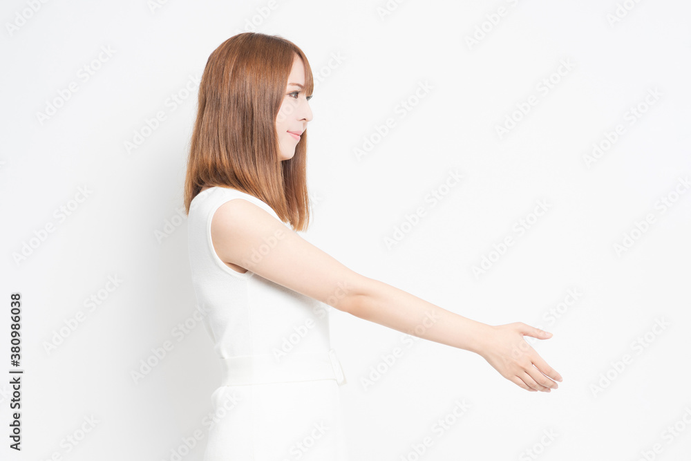 握手で手を差し出す若い女性 握手で手を差し出す若い女性