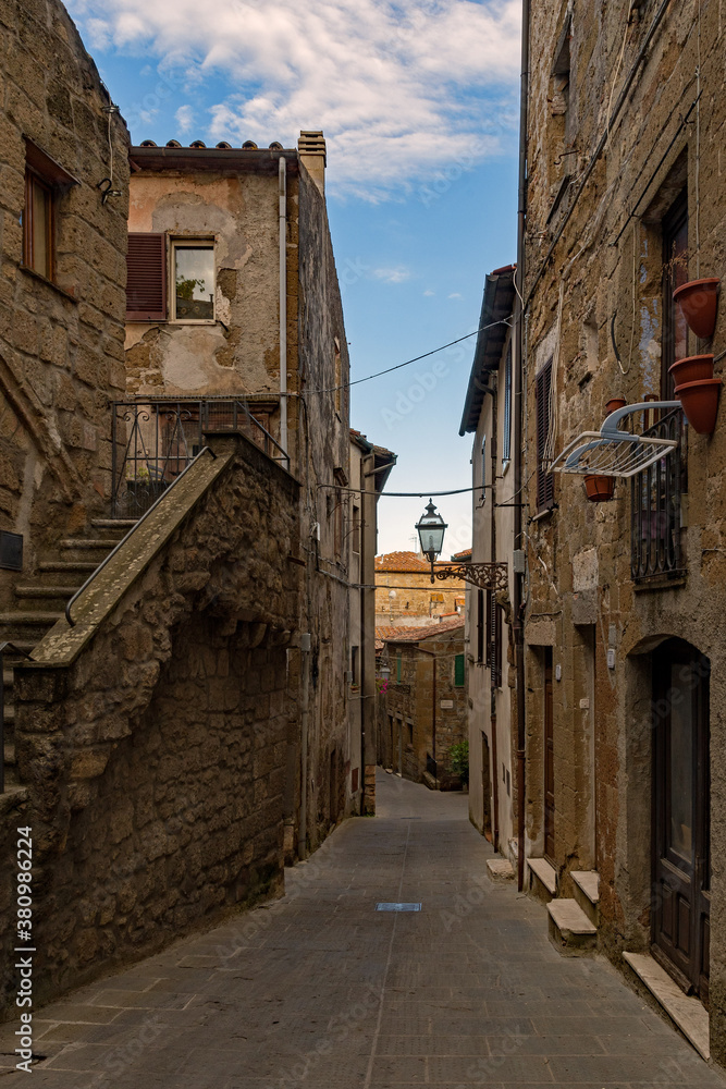 Einsame Straße in der Altstadt von Pitigliano in der Toskana in Italien