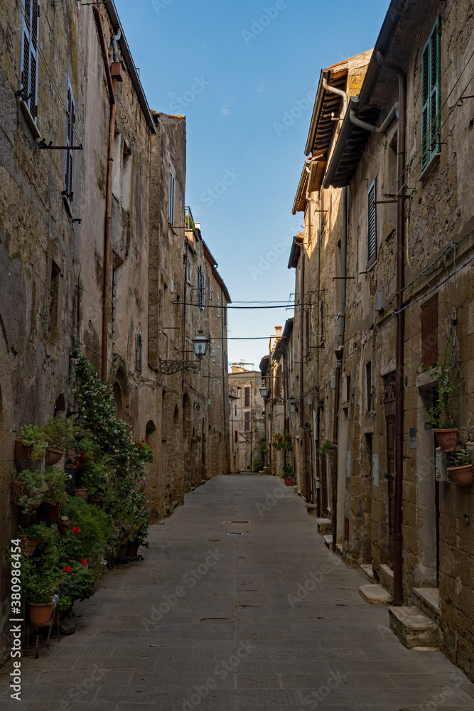 Leere Gasse in der Altstadt von Pitigliano in der Toskana in Italien