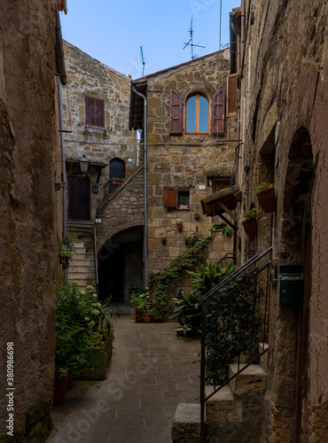 Fototapeta Naklejka Na Ścianę i Meble -  Straße in der Altstadt von Pitigliano in der Toskana in Italien 