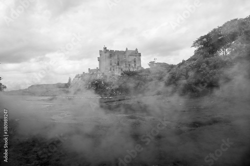Dunvegan Castle im Nebel, auf der Isle of Skye
