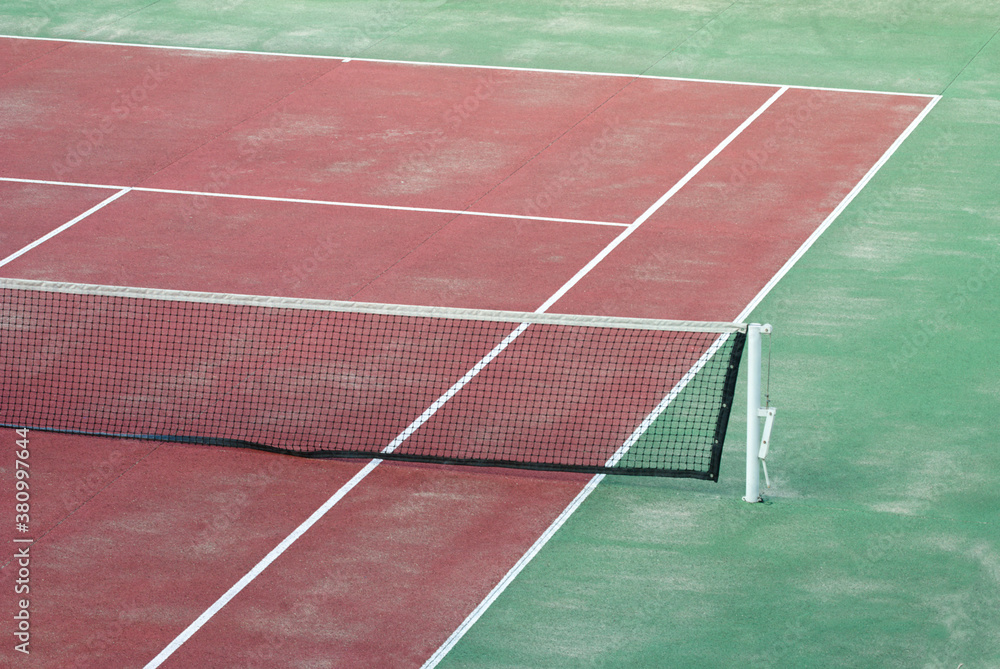 Campo de tenis com piso sitético, sem tenistas