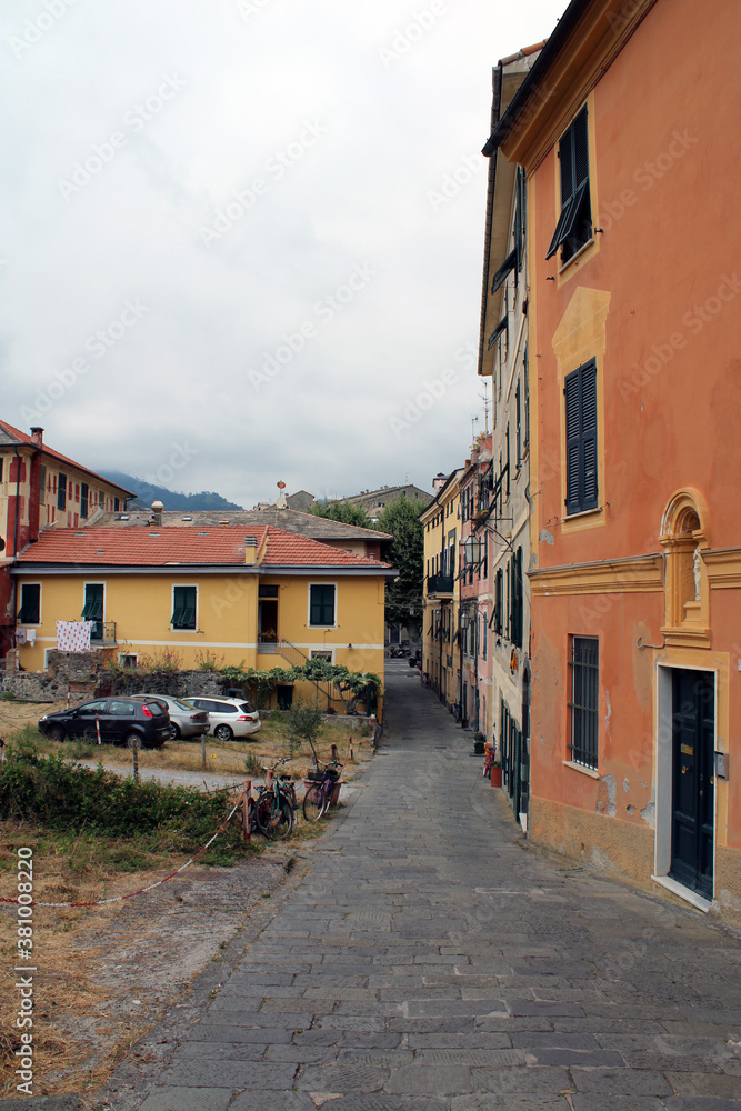 Vecchio vicolo di Levanto con parcheggio auto Vecchio vicolo di Levanto con parcheggio auto