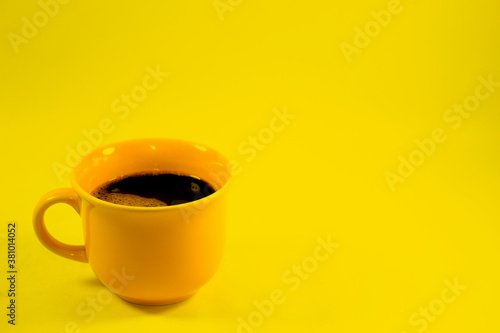 Xícara de café com fundo amarelo