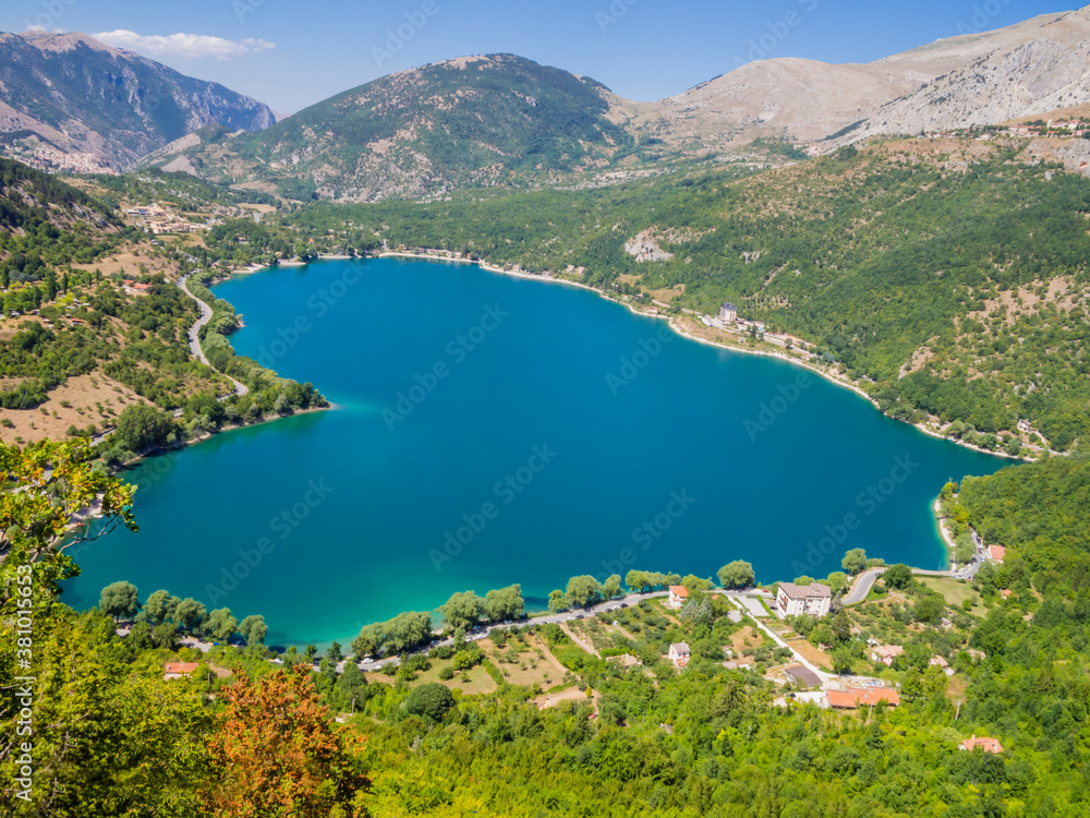 Obraz premium Stunning view of the heart-shaped Scanno lake, the most famous and romantic lake in Abruzzo national Park, central Italy 