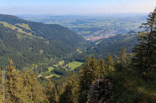 Ausblick nach Immenstadt auf der Nagelfluhkette in den Allgäuer Alpen