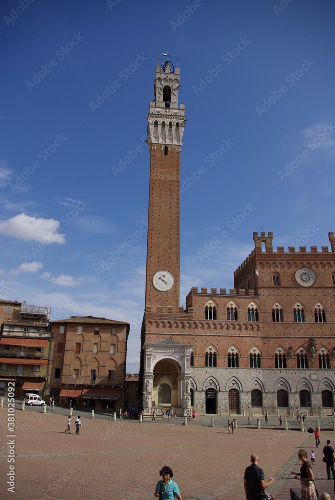 Fototapeta premium City tour in Siena, italy.