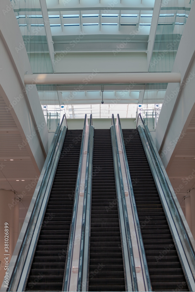 Obraz premium Empty transit center in San Francisco due to pandemic 