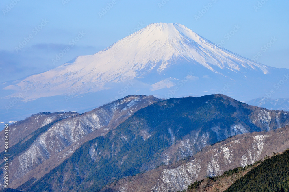 丹沢より望む冬の富士山