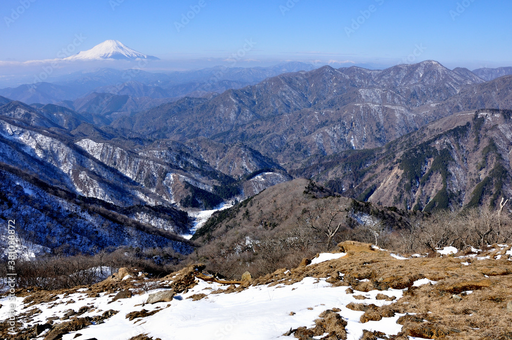冬の丹沢山地 塔ノ岳から望む富士山と丹沢山地
