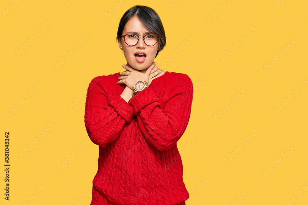Fototapeta premium Young beautiful hispanic woman with short hair wearing casual sweater and glasses shouting suffocate because painful strangle. health problem. asphyxiate and suicide concept.