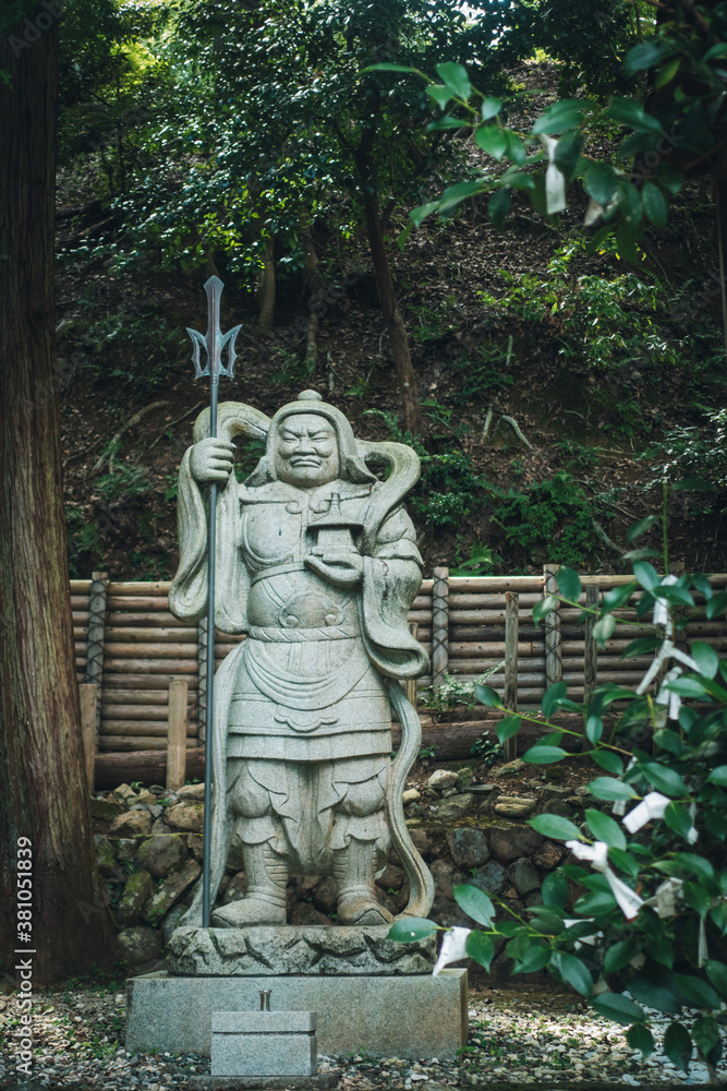 京都、嵐山にある御髪神社境内に立つ毘沙門天像