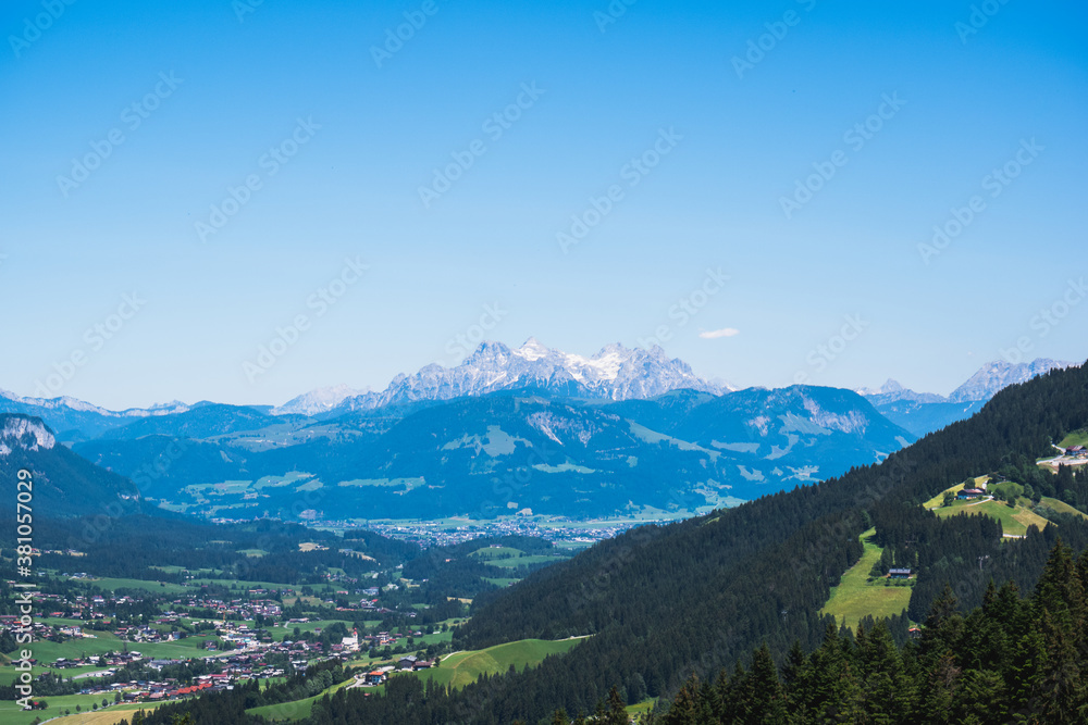 Fototapeta premium Tirol Berglandschaft mit St. Johann und dem Mitterhorn