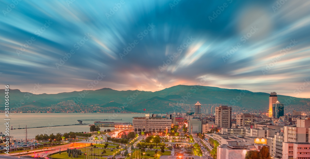 Obraz premium View from Varyant image of Coastal cityscape with modern buildings at sunset - Izmir, Turkey