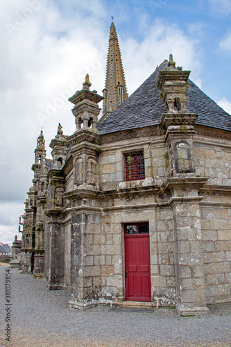 Commana. Eglise Saint-Derrien de l'enclos paroissial. Finistère. Bretagne