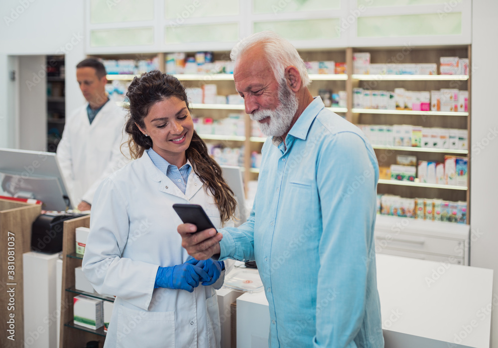 Obraz premium Professional pharmacist working with customers in modern drugstore.