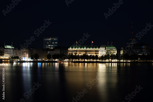 Hamburg Innenalster bei Nacht © Uwe Hennig