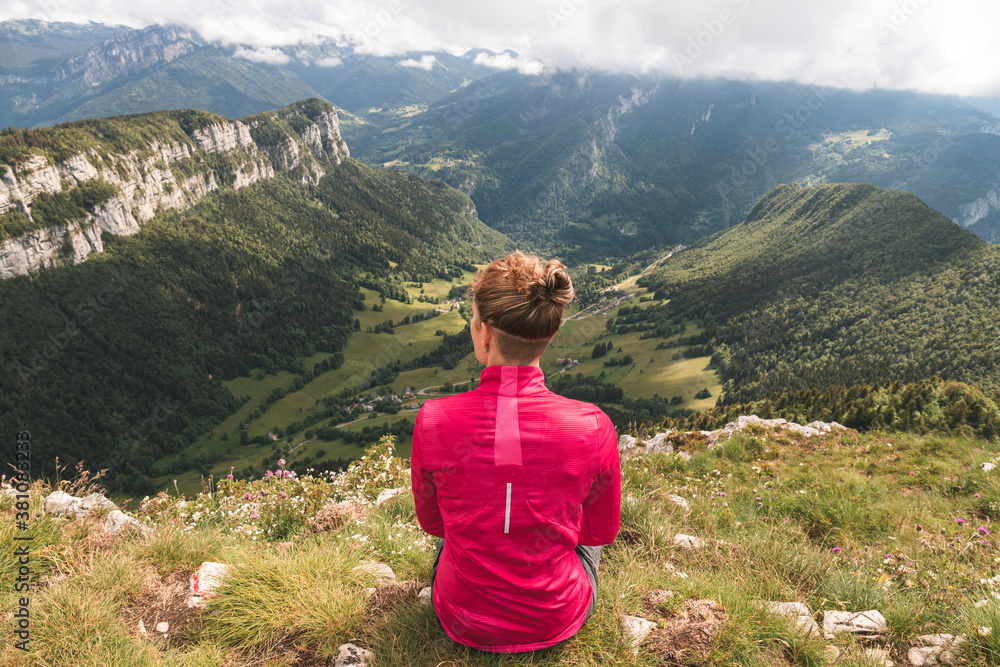 Naklejka premium Femme assise devant un panorama de la chartreuse