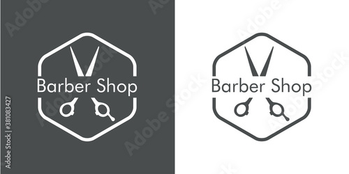 Logotipo con texto Barber Shop con tijeras de peluquero en hexágono lineal en fondo gris y fondo blanco